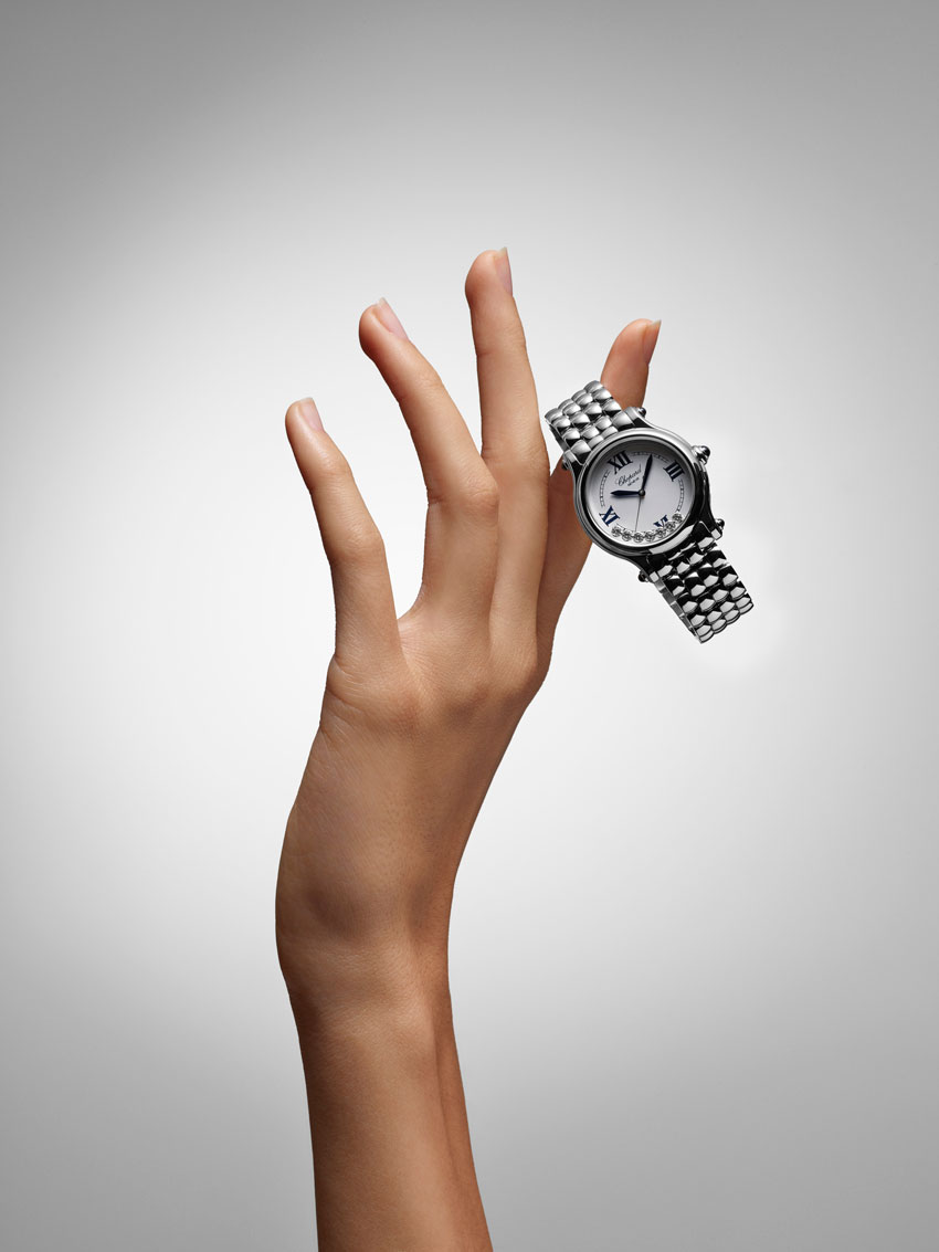 Happy Sport the First 腕錶,Lucent Steel A223 精鋼錶殼,搭配鵝卵石形錶鏈及精鋼錶扣,銀色錶盤,直徑33毫米,搭配7顆滑動鑽石,搭載蕭邦Chopard 09.01-C自動上鍊機械機芯,動力儲存42小時,防水30米,全球限量1993枚。