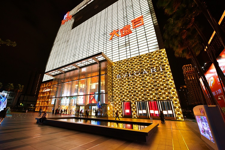 西屯區域內有精品百貨、影城、頂級餐廳、台中歌劇院、秋紅谷，附近還有朝馬運動中心，生活機能無可取代。