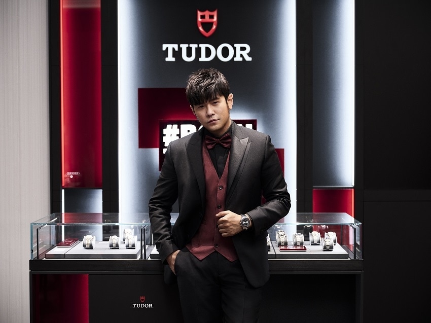 無論在廣告還是現實中，Tudor Black Bay Chrono腕錶都是讓周杰倫心儀不已的專屬配備。