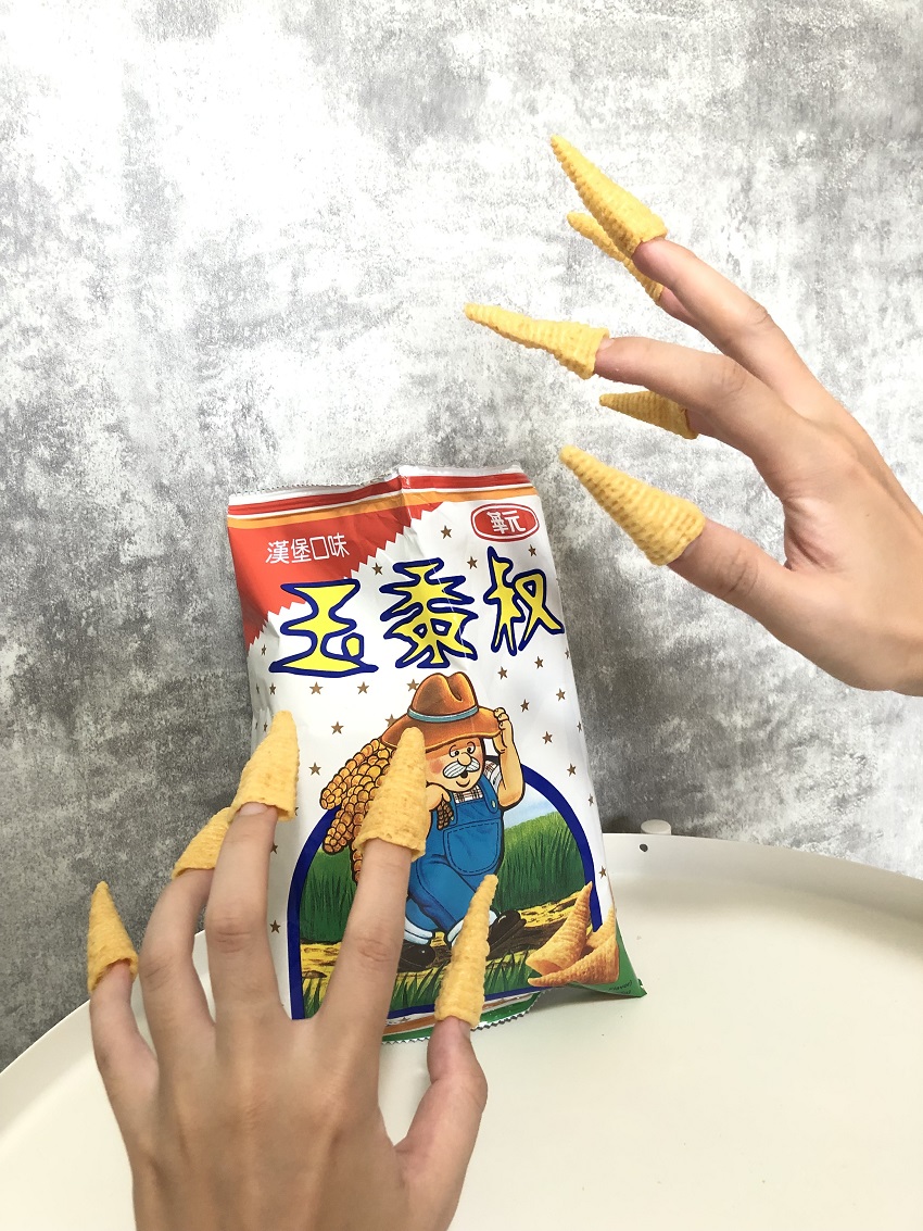 將玉黍叔玉米脆片套在手指上，是大部份90後孩子童年的趣事。