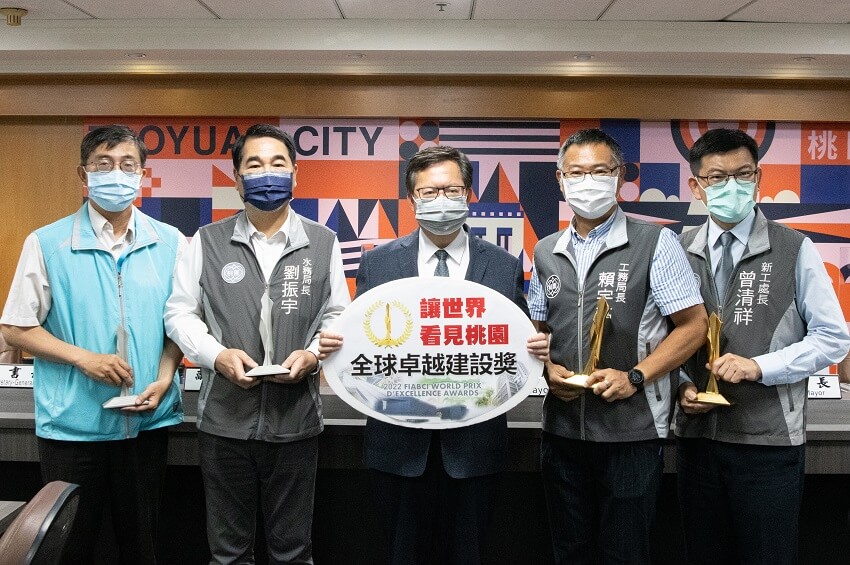 2022全球卓越建設獎獻獎─鄭文燦市長與獲獎單位合影。