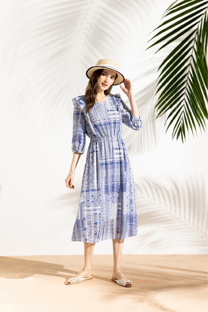 EXP/GINKOO女裝全面5折起，刺繡印花長洋裝原價5,900元，特價4,130元。