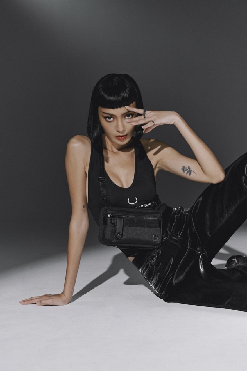 PORTER INTERNATIONAL NEW HEAT JET BLACK「重塑經典 兩用織帶斜肩包」，採兼顧空間與安全性的全開式拉鍊開闔，搭配側邊風琴片設計，附有品牌專屬配件MAGLITE手電筒、真皮鑰匙圈，內置標準皮夾配置，2個鈔票夾層、2個拉鍊式夾層、７個卡片夾層，包款空間可以容納護照、手機；下置織帶設計提供手提功能，並附有可拆式背帶可採斜背方式使用。