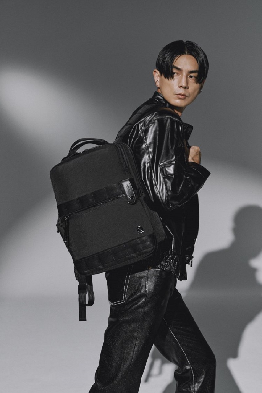 PORTER INTERNATIONAL NEW HEAT JET BLACK「重塑經典 機能方形後背包」，採拉鍊式開闔前置拉鍊袋設計，內置拉鍊袋與簡易夾層、筆記型電腦收納層(約14吋)空間，兩側均有置物袋設計，並設有後置行李箱拉桿固定帶，提升出國時使用便利性，並配有品牌專屬配件MAGLITE手電筒與真皮鑰匙圈，適合對收納空間有大量需求的通勤、上班族及旅行者。