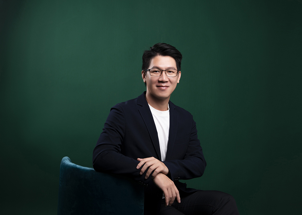 「萬吉建設機構」董事長賴彥良堅持「氧光、綠藝、匠築」建築三大主軸，落實建築細節中。