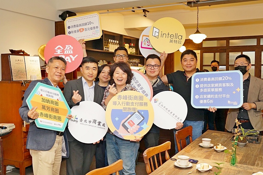 貴賓合影留念。