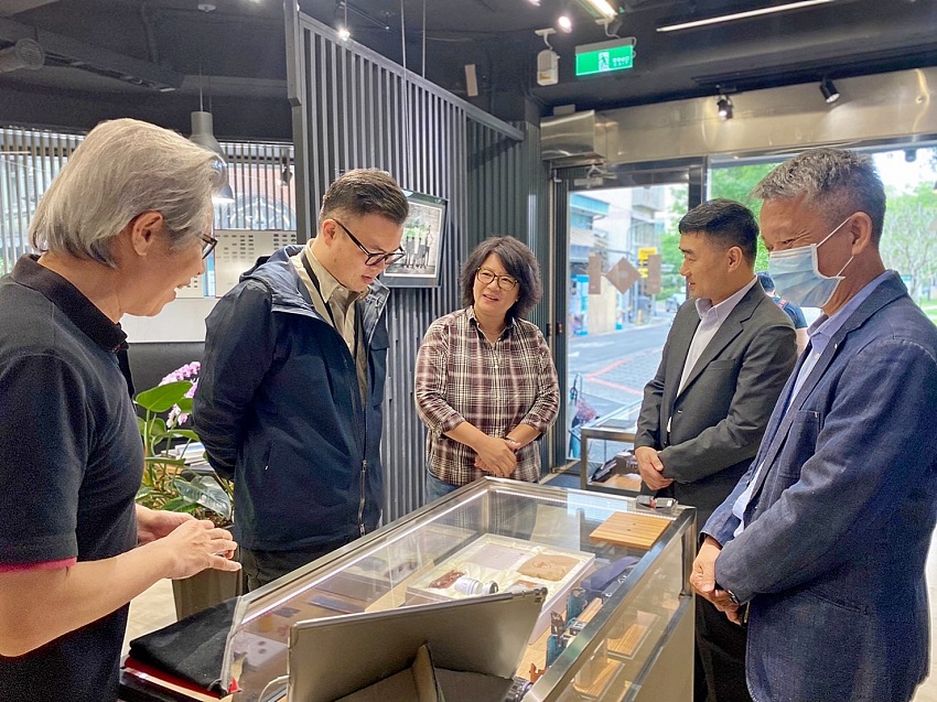 陳俊安局長至赤峰商圈感受特色店家魅力。