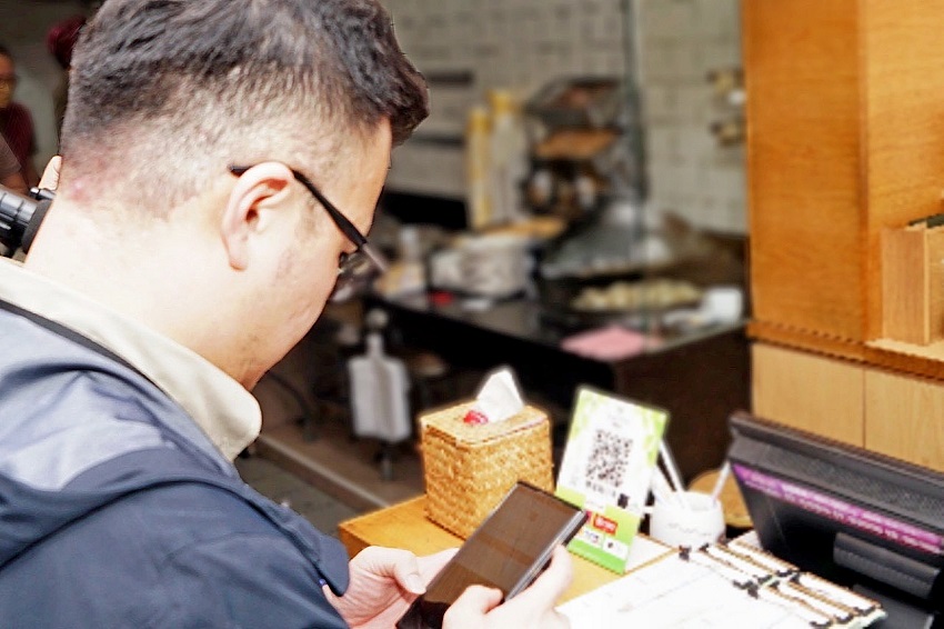 陳俊安局長至赤峰商圈體驗行動支付便利。