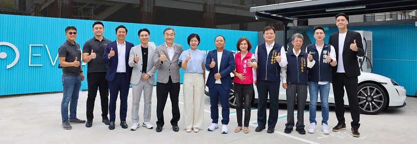 EVOASIS五權超級綠洲，為台中市最大的跨品牌公共快充據點，邀請來台中市副市長黃國榮、王秀敏，及EVOASIS董事長陶百群等長官代表來剪綵。(圖文/源點科技提供)