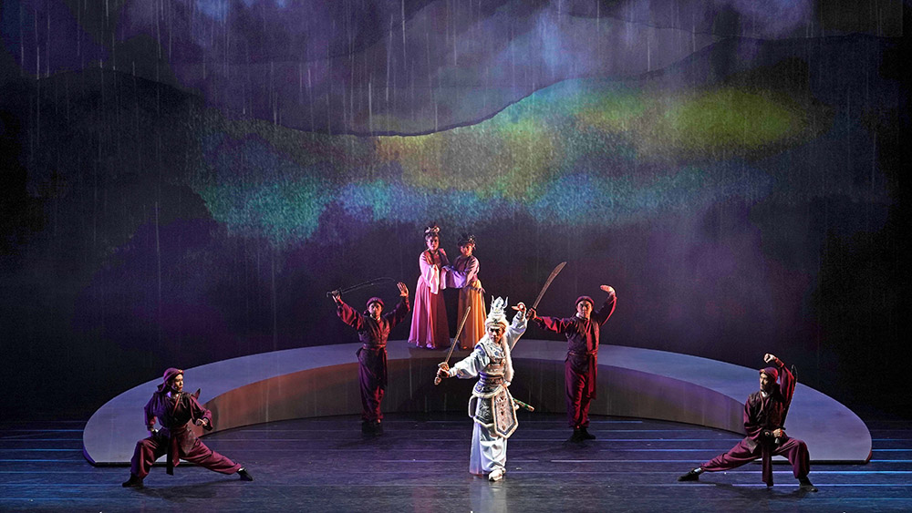 薪傳歌仔戲劇團《望鄉之夜》獨特的月牙造型舞台_象徵月有陰晴圓缺，隨著劇情而旋轉變。