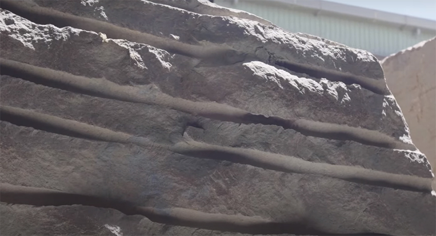 石材的表面上具有天然毛細孔，也被稱之為「會呼吸的石頭」。