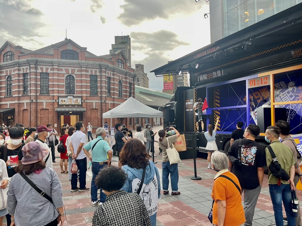 「科技體適能檢測車」全台巡迴，用有趣的活動方式讓不少民眾好奇前來嘗試，順帶了解個人體適能數據。(教育部體育署提供)