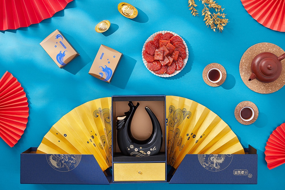 新東陽水龍迎瑞龍瓷禮盒，瓷器上的每項設計都具有深意，祝福全台灣在新的一年收穫滿滿。