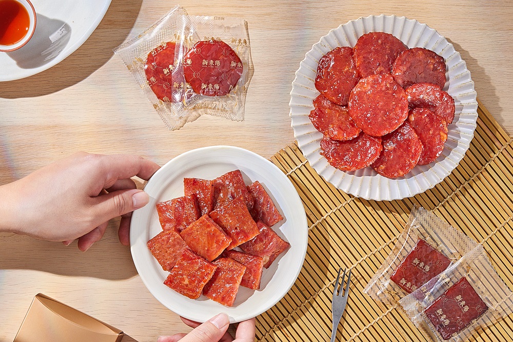 過年時節零食不能少，新東陽水龍迎瑞龍瓷禮盒內含兩大特色豬肉乾，每一口都將帶給您絕妙享受。