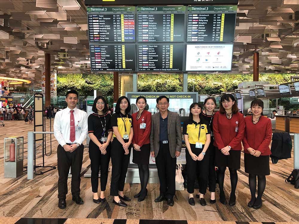 亞大國際學院院長陳英輝(中)，去新加坡探視外文系在樟宜機場實習同學。