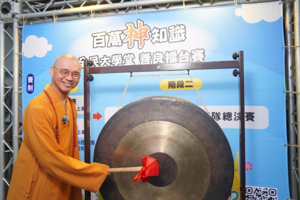 楠西萬佛寺跨年點亮夜空 公益市集湧人潮