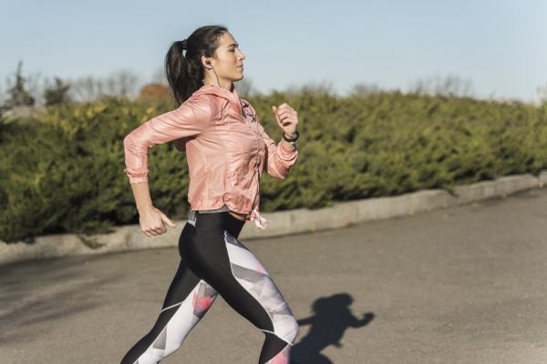 穿上褲、像跑步 ！ 革命性「打卡褲」實現被動式運動願望