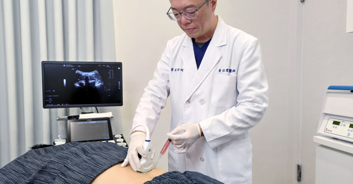 黃佳君醫師透過超音波導引定位，進行精準注射治療脊椎狹窄，協助患者舒緩神經壓迫帶來的痠麻與疼痛感，減少復發風險，加速恢復日常行動力。(圖/菁英診所提供)