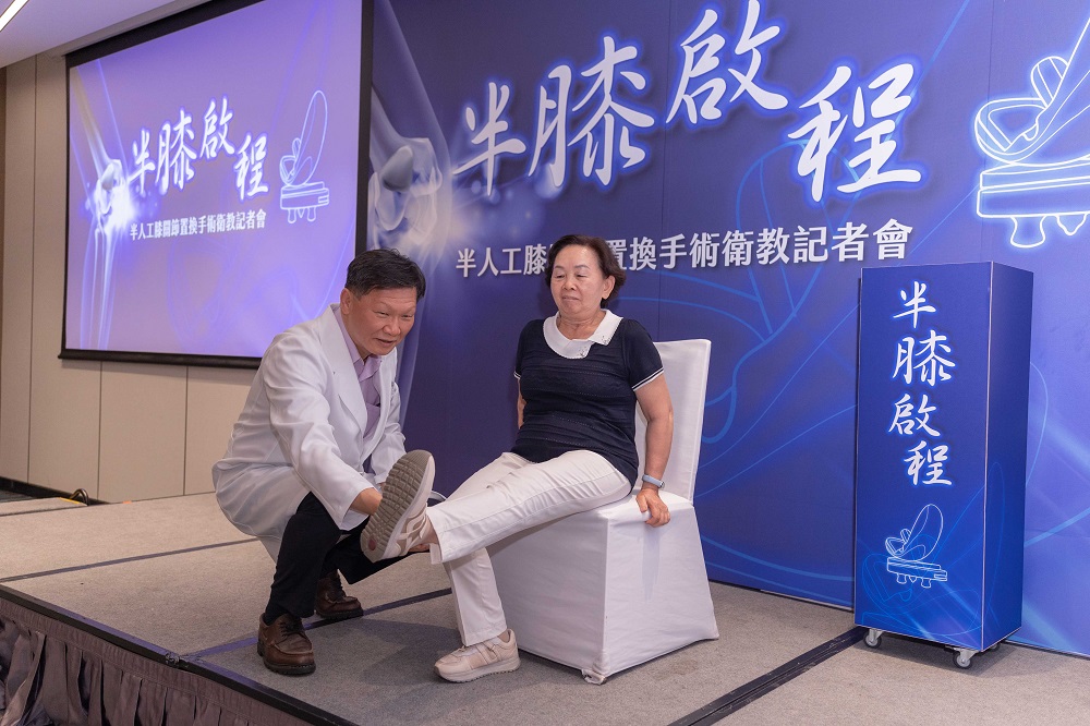 患者做完膝關節置換手術後，日常膝蓋活動都沒問題！醫師也示範術後在家也能簡單做膝關節復健活動，保持自然行動力。