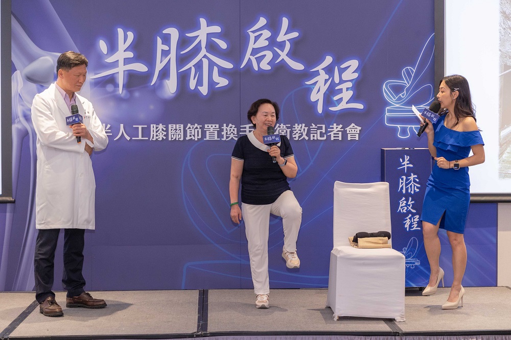曾接受「半膝關節置換手術」的患者蔡阿嬤回憶手術前的膝痛狀況，表示曾經痛到半夜無法入眠。手術後不僅生活自如，還圓夢跟女兒去義大利旅遊！