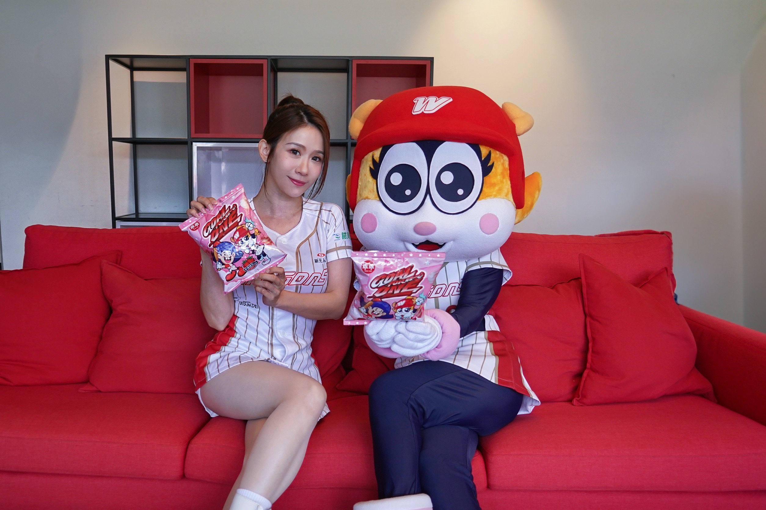 味全龍吉祥物「芮美」登上乖乖封面當主角，啦啦隊女孩們直呼超可愛！(圖片提供/乖乖)