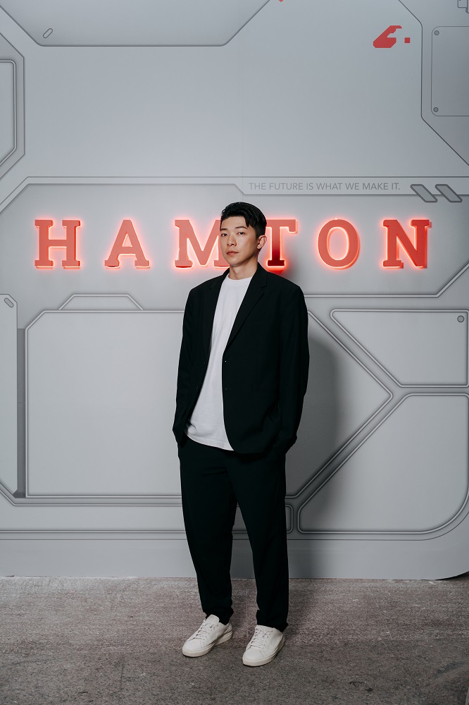 瀚頓國際 CEO 許建庸親自說明展區設計規劃，展現品牌落實高端淨化生活的專業承諾。瀚頓國際／提供