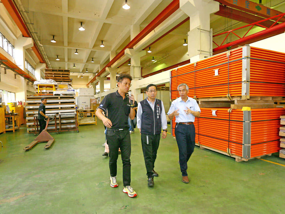 中市府經發局張峯源局長走訪業者廠區。