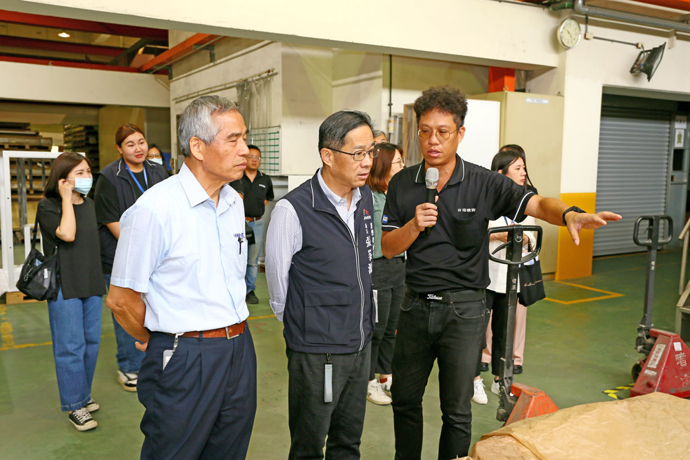 張局長走訪業者廠區。