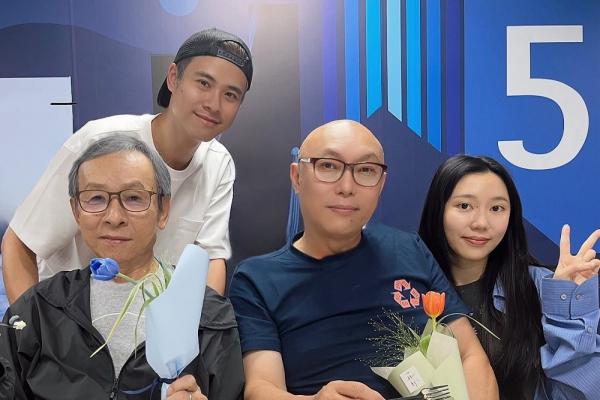 老爸收禮卻是兩樣情！ 吳念真「笑開懷」、鄧安寧「快要哭出來」