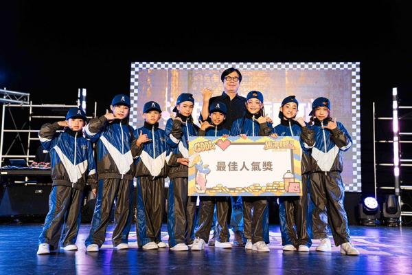 2025雄爭舞鬥歡慶國際青年日 陳其邁拜師學生體驗舞蹈 直呼真不簡單