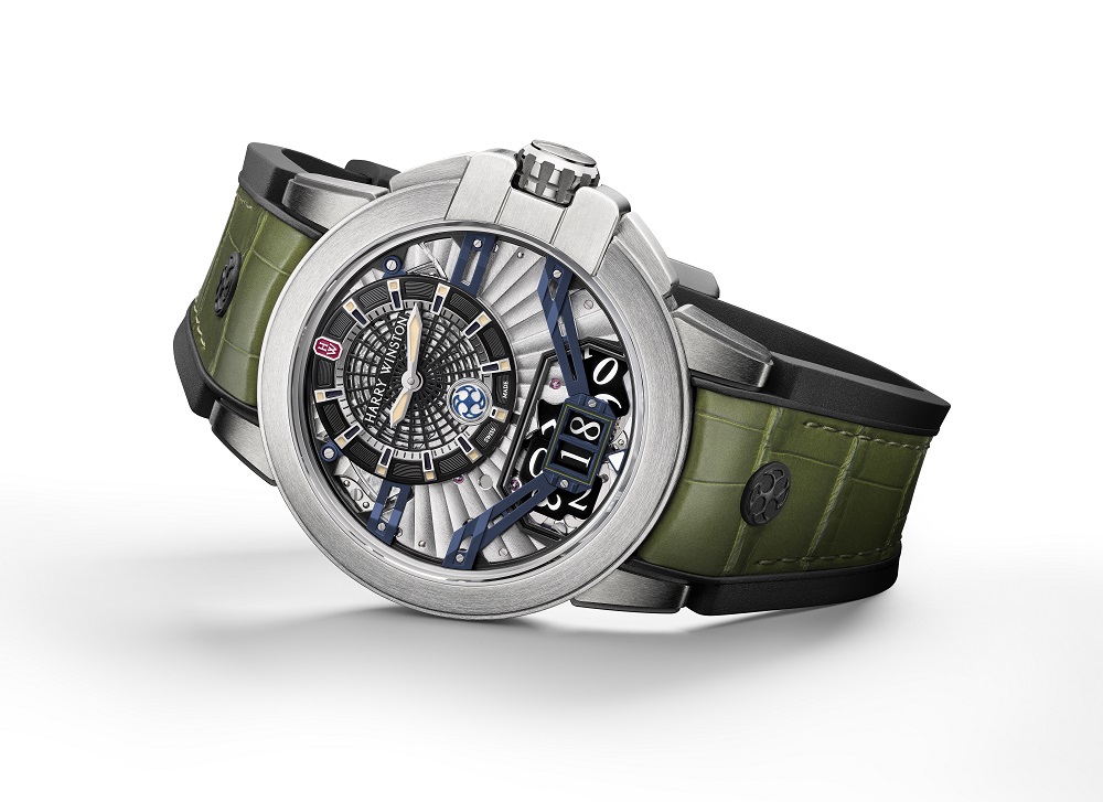 海瑞溫斯頓海洋 Ocean系列Project Z11 Zalium Variation ─ 深藍色/沙金色/軍綠色錶帶款，為經典的戶外活動配色。（圖片提供／Harry Winston）