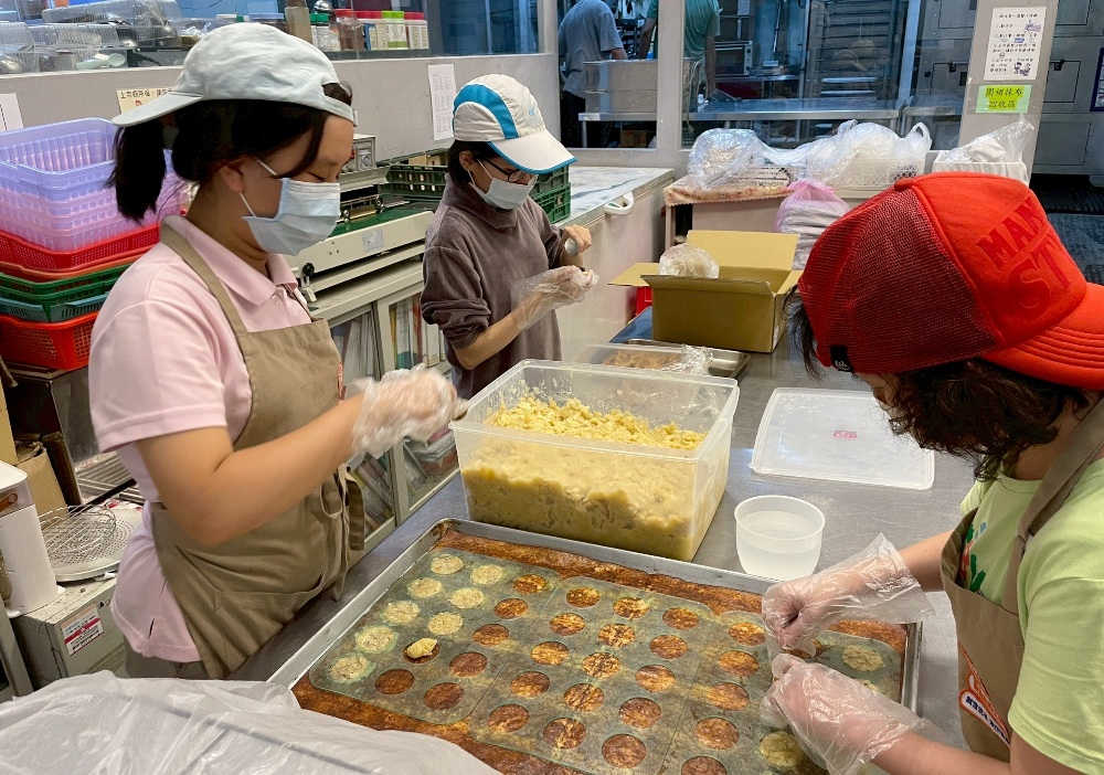 員工用雙手一個個仔細捏，專注製作杏仁餅，要給顧客最用心的餅乾。（圖／糕菲庇護工場提供）