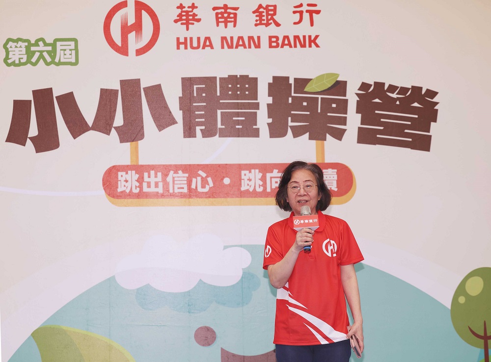 華南金控暨華南銀行董事長勉勵小小體操員一起「跳出信心，跳向永續」，體驗體操的樂。（圖／華南銀行提供）