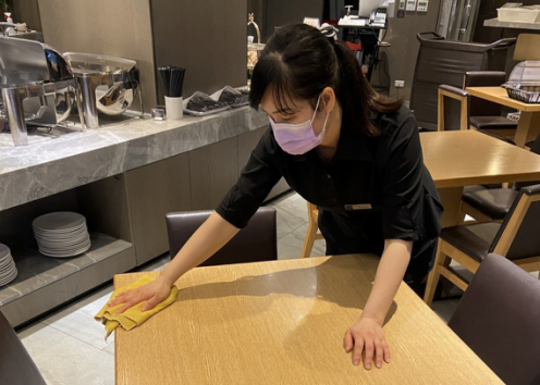 早餐時間結束，阿美清潔餐桌中。（圖片提供／新北市政府就業服務處）