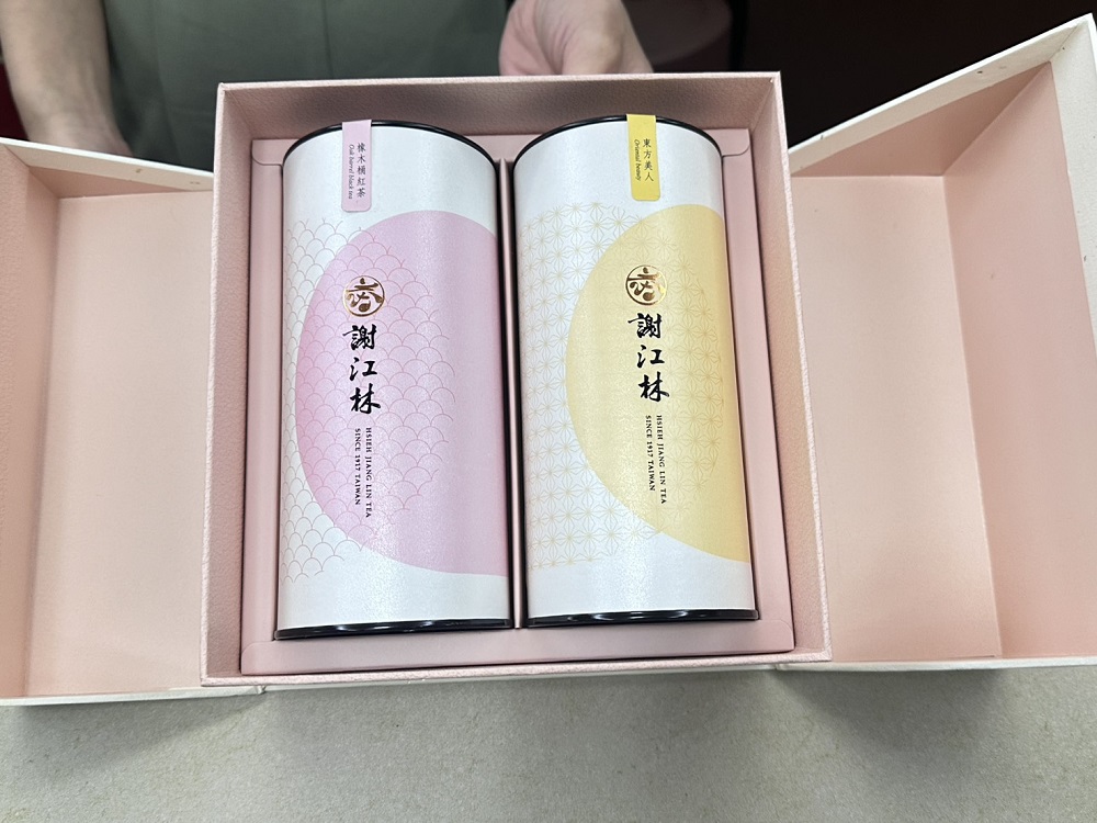 容廣心社會企業與謝江林茶莊首次跨界聯名合作，禮盒精選具高山的冷韻味冬片茶，融合創新思維與永續理念。（圖片提供／遠傳）