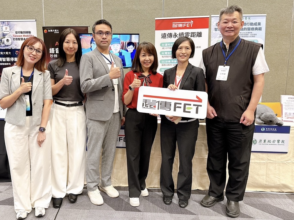 遠傳攜手亞東醫院參展「2025 ESG高峰會」，共同推動醫療永續與醫院低碳轉型。國家通訊傳播委員會(NCC)委員王怡惠(右2)蒞臨遠傳及亞東醫院攤位參觀指導。（圖片提供／遠傳）