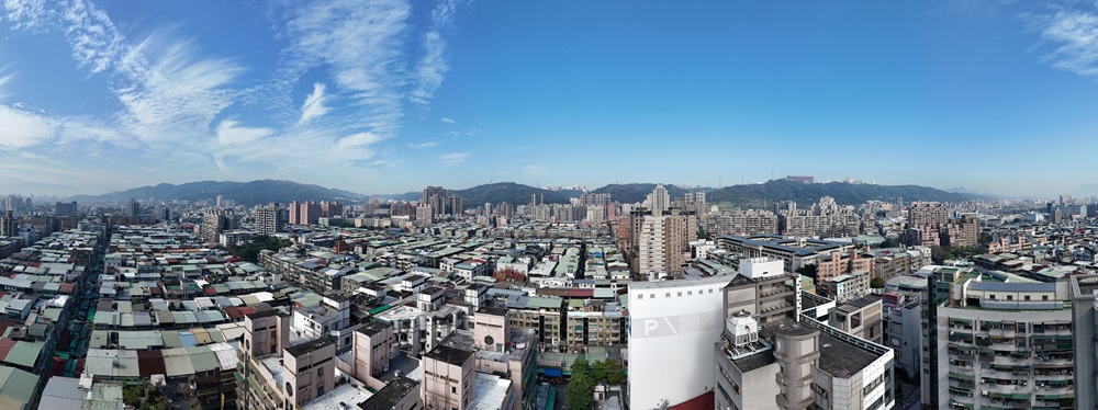 「寶亞鴻公舘」高樓層環景照,遠山大景盡收眼底。(圖/業者提供)