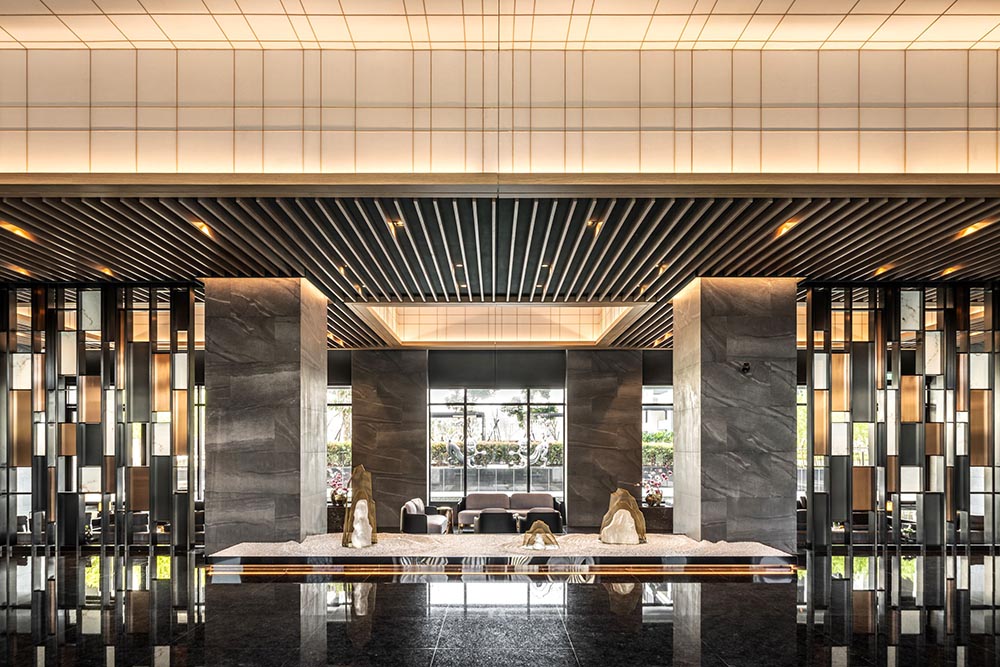 「松丹達麗」安縵風門廳規劃，接待門廳特別設置降版下沉式交誼廳，展現空間不凡氛圍。