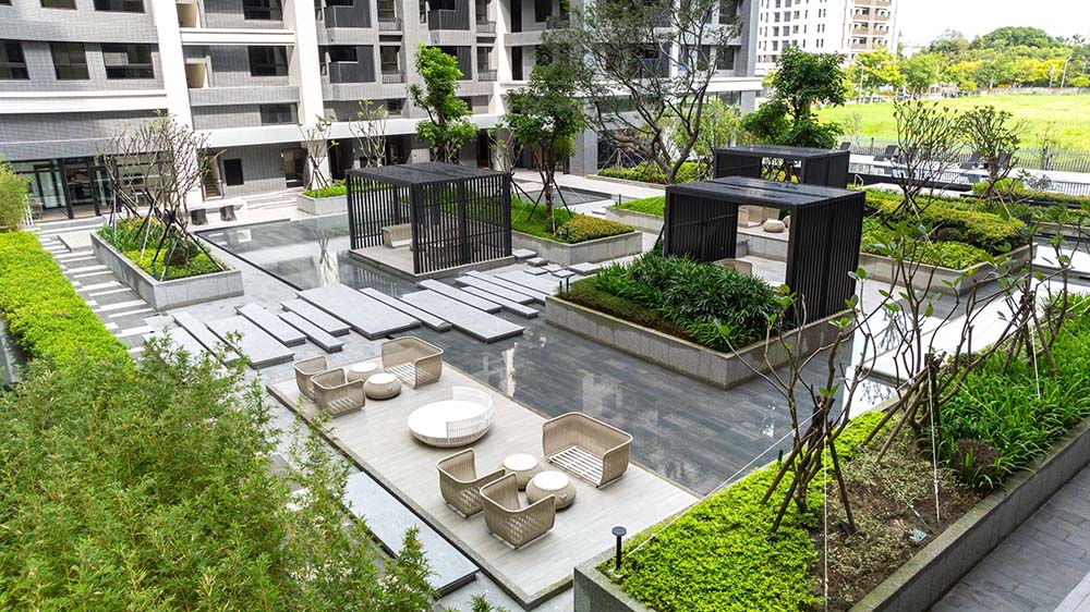 社區安排一樓社區泳池、中庭花園、空中花園、交誼廳、會議室、閱覽室、視聽室、健身房、兒童遊戲區、KTV、廚藝教室等豐富休閒公設。