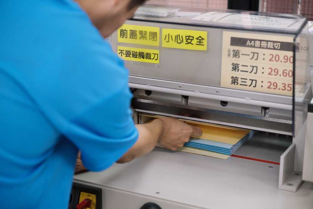 昱全用手指確認每張紙都有對齊。(圖片提供/庇護工場)