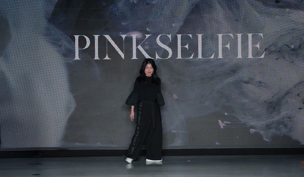 品牌創辦人兼創意總監Sammy Wang憑藉十年國際時尚經驗，賦予服裝成為女性表達自信與內在力量的語言。（圖／PINK SELFIE提供）
