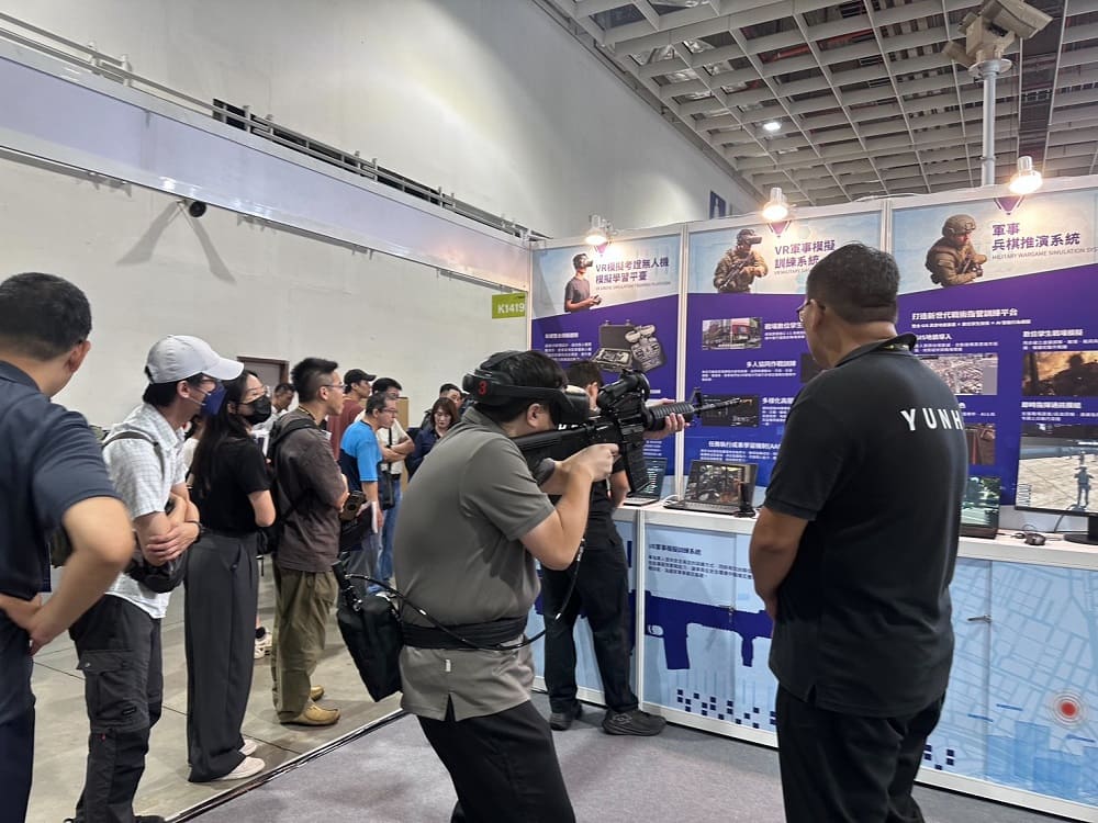 透過 AI 與大數據分析，能即時回饋學員的表現，讓軍官能更精準地評估訓練效果，並持續優化作戰決策。（圖／允和科技提供）