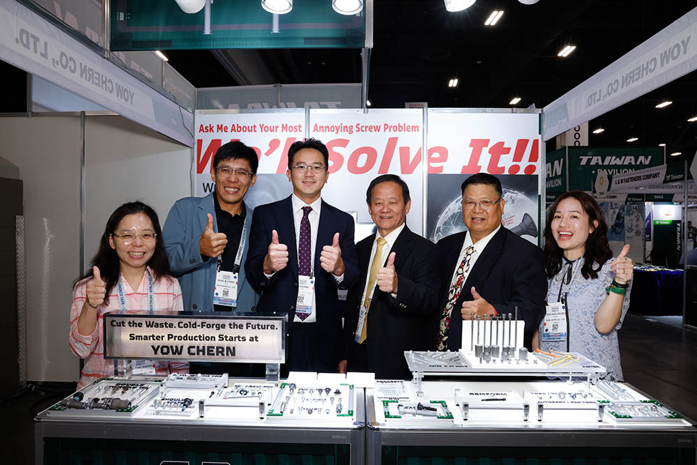 經發局長廖泰翔、螺絲公會理事長蔡永裕一行，陸續走訪數十家台灣參展廠商，聽取業者心聲(圖為侑城公司)。