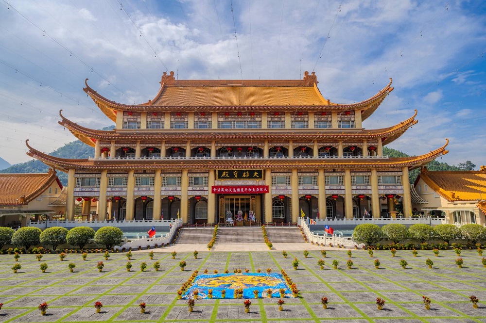 臺灣靈巖山寺【啟建天佑亞太和平護國息災地藏法會暨金門戰役76周年、南投集集921大地震26周年祭祀祈福大典】。圖片來源：臺灣靈巖山寺