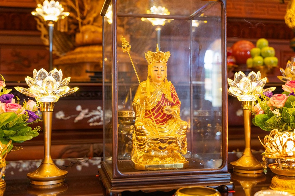 金門海龍地藏古祠所奉祀的地藏菩薩聖像，法會期間安奉於臺灣靈巖山寺大雄寶殿。圖片來源：臺灣靈巖山寺