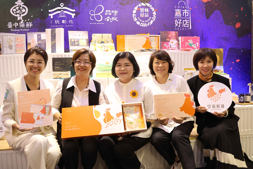 張麗善縣長行銷「金馬62禮盒-初心土雞粥」。（圖/雲林縣政府提供）