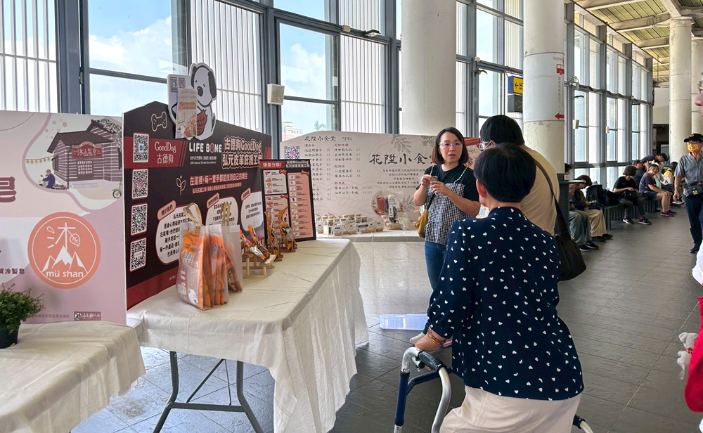 民眾於展區體驗互動設施，感受身心障礙者面臨的挑戰。（圖/嘉義縣政府提供）