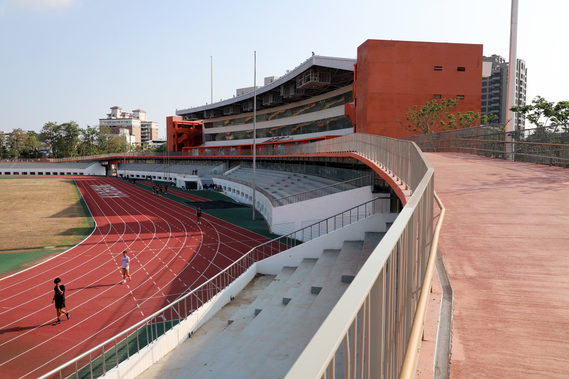 天空跑道環繞設計的空中廊道為苓雅運動園區一大特色,高市府透過捷運O9站聯合開發模式,打造高雄最具潛力的運動生活聚落。