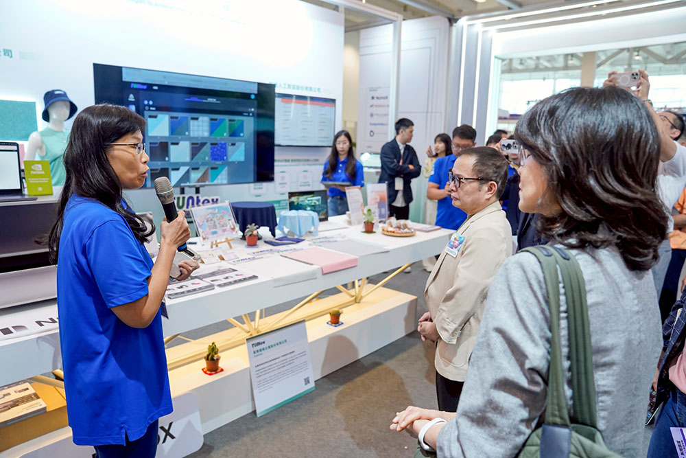 參與計畫的在地企業東豐纖維經理林明旺表示，透過引入創新解決方案，不僅有效加速產品研發與打樣的效率，更能降低生產與溝通的成本。(圖為東豐纖維於2025年亞灣新創大南方展示計畫成果）