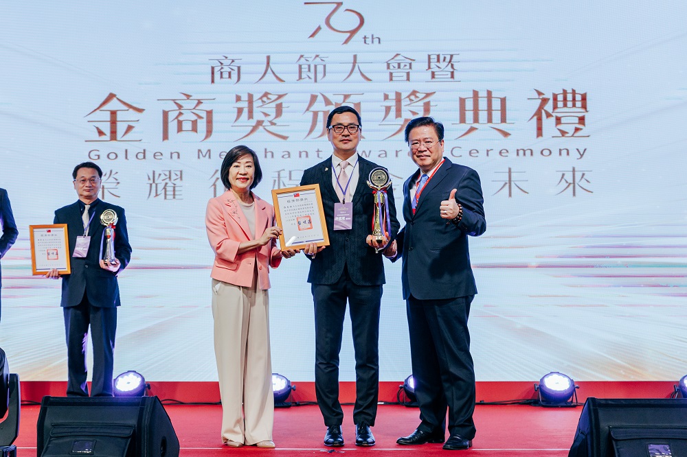 云風實業股份有限公司許志淞董事長（中）獲頒優良商人獎項，右為商總許舒博理事長，左為經濟部江文若次長。圖片來源：商總提供